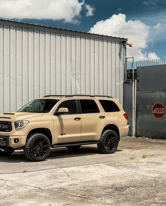 Фото дисков HF-7 Черный глянец на Toyota Sequoia II