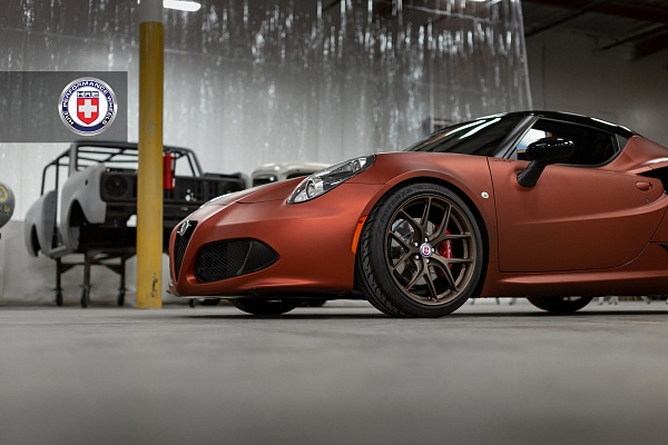 Фото дисков HRE R101 Сатиновая бронза на Alfa Romeo 4c