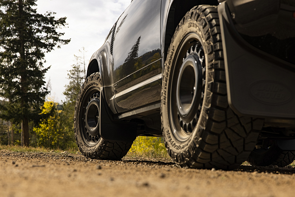 Фото дисков Rotiform STL Черный глянец на Land Rover Defender II