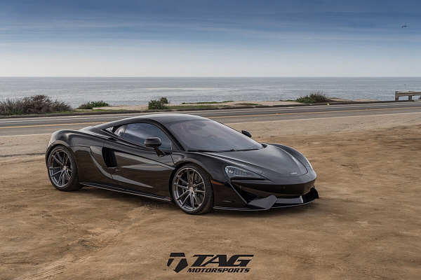 Фото дисков HRE P104 Глянцевый темный лак на McLaren 570S