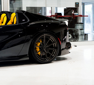 Фото дисков 1886 Wheels G010 на Ferrari 812