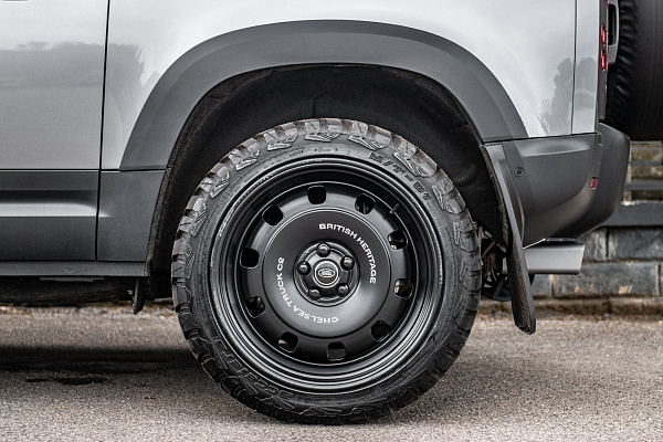 Фото дисков Kahn British Heritage RS Черный сатин на Land Rover Defender II