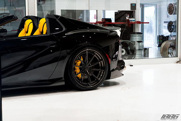 Фото дисков 1886 Wheels G010 Черный глянец на Ferrari 812