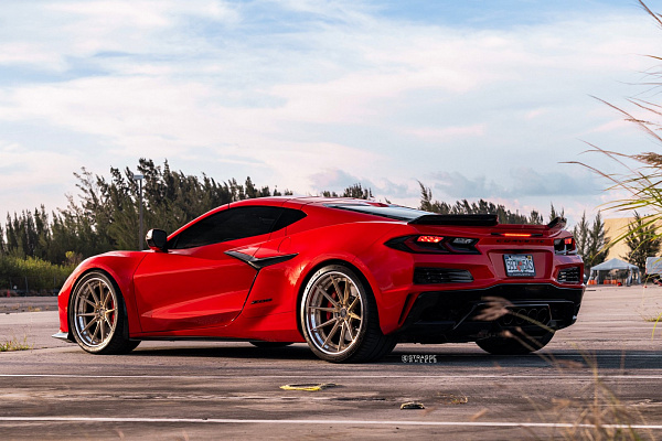 Фото дисков Strasse Wheels SV10 Deep Concave FS Сатиновая шампань на Chevrolet Corvette C8