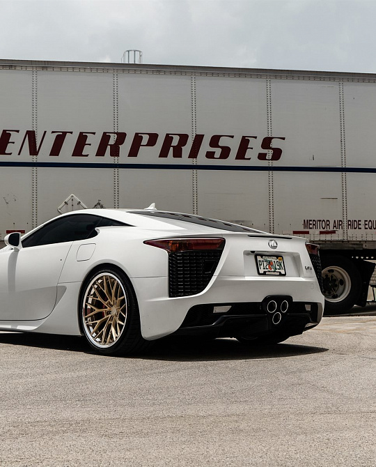 Фото дисков AN30 Сатиновое золото на Lexus LFA
