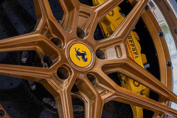 Фото дисков Brixton Forged VL2 Глянцевое темное золото на Ferrari 812