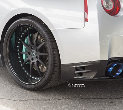 Фото дисков Strasse Wheels R10 Signature на Nissan GT-R