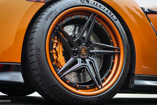 Фото дисков Strasse Wheels SV2T Deep Concave FS Черный глянец на Nissan GT-R