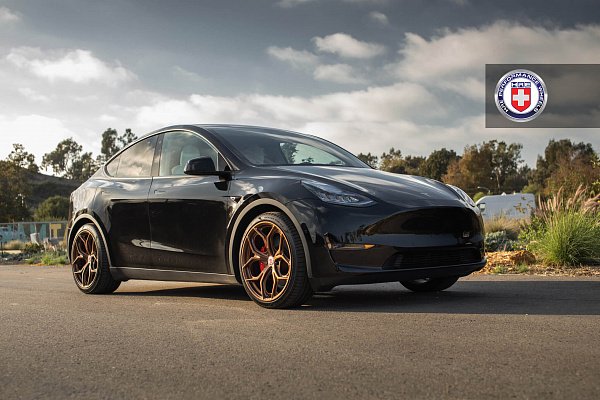 Фото дисков HRE P111SC Сатиновая бронза на Tesla Model Y