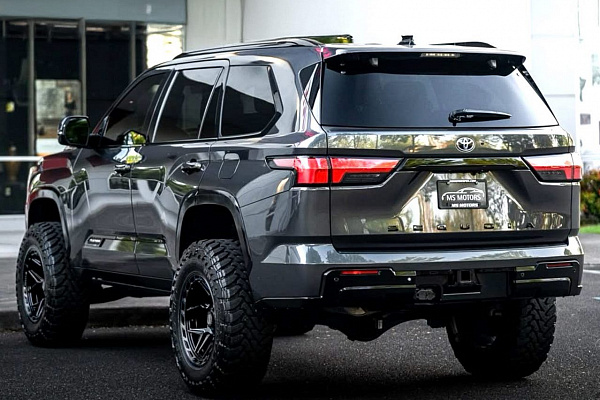 Фото дисков 4PLAY 4P55 Черный глянец на Toyota Sequoia III