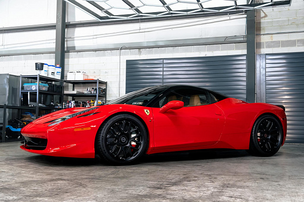Фото дисков Brixton Forged TR08 Черный сатин на Ferrari 458