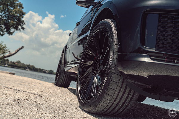 Фото дисков Vossen UV-3 Черный глянец на Range Rover Sport II