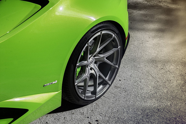 Фото дисков Strasse Wheels SM5RT Deep Concave Monoblock Сатиновый темный лак на Lamborghini Huracan