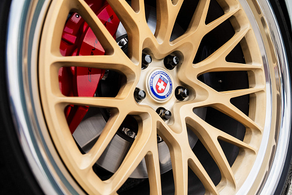 Фото дисков HRE 520 Сатиновое золото на Chevrolet Corvette C8