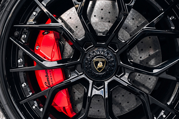 Фото дисков Brixton Forged TR05 Черный глянец на Lamborghini Aventador
