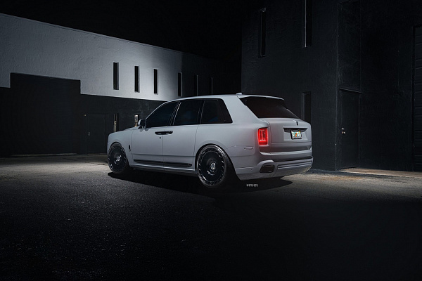 Фото дисков Strasse Wheels SV101 Deep Concave Duoblock RR Черный глянец на Rolls-Royce Cullinan