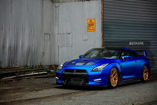 Фото дисков Strasse Wheels SM5R Deep Concave Monoblock Сатиновое золото на Nissan GT-R