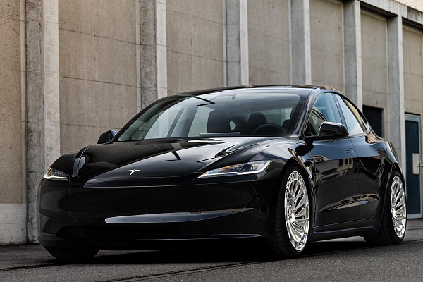 Фото дисков Radi8 R807 Полированный лак на Tesla Model 3