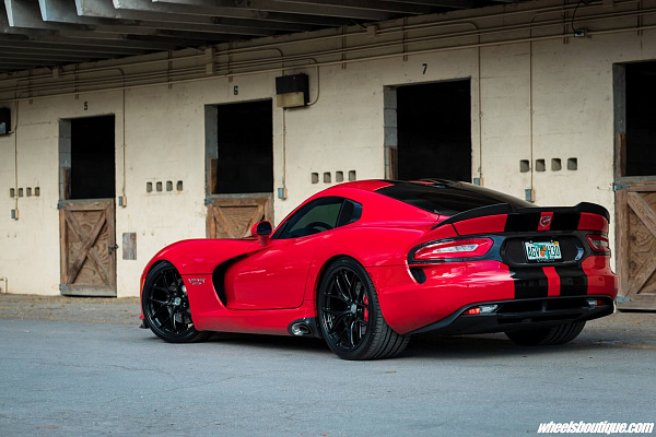 Фото дисков HRE R161 Lightweight Черный глянец на Dodge Viper