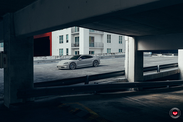 Фото дисков Vossen LC3-03T Глянцевый графит на Porsche Taycan I