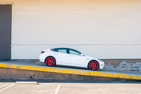 Фото дисков HRE FF10 Красный глянец на Tesla Model 3