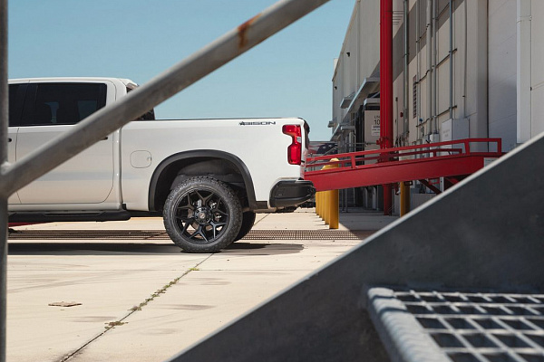 Фото дисков 4PLAY 4P06 Черный сатин на Chevrolet Silverado IV