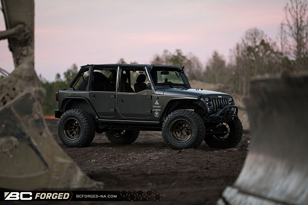 Фото дисков BC Forged LE10 // MLE10 Глянцевая темная бронза на Jeep Wrangler III (JK)