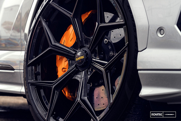Фото дисков NOVITEC NL4 Черный глянец на Lamborghini Urus