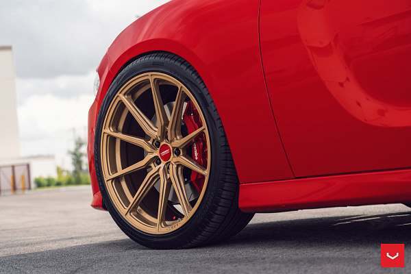 Фото дисков Vossen HF-3 Глянцевое золото на Dodge Charger VII