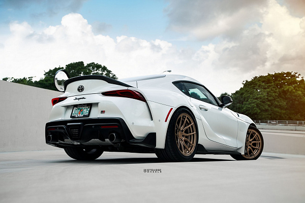 Фото дисков Strasse Wheels SV5 Deep Concave Duoblock Сатиновое темное золото на Toyota Supra A90