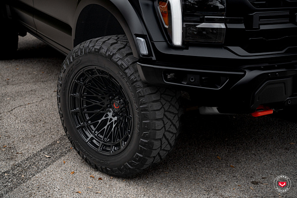 Фото дисков Vossen LCX-03 Черный глянец на GMC Sierra IV