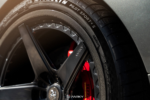Фото дисков Anrky RS5.3 Глянцевый темный лак на Ferrari 812