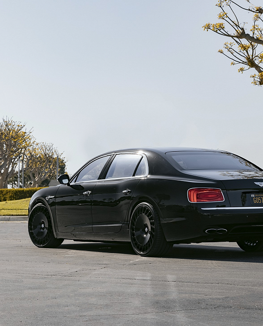 Фото дисков CBU Черный глянец на Bentley Flying Spur III