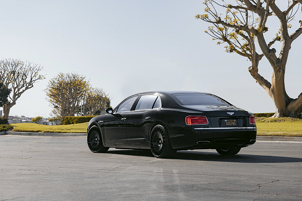 Фото дисков Rotiform CBU Черный глянец на Bentley Flying Spur III