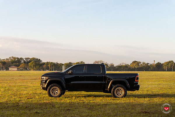 Фото дисков Vossen LC3-01T Глянцевая шампань на Ram 1500 V