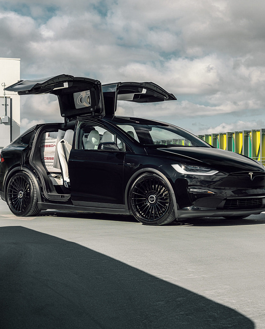 Фото дисков HF-8 Черный глянец на Tesla Model X