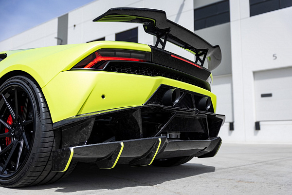 Фото дисков Strasse Wheels SV10T Deep Concave FS Черный глянец на Lamborghini Huracan