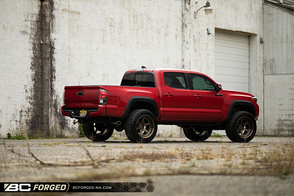 Фото дисков BC Forged LE61 // MLE61 Сатиновая бронза на Toyota Tacoma III