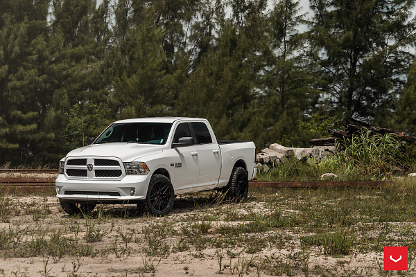 Фото дисков Vossen HF-7 Черный глянец на Ram 1500 IV