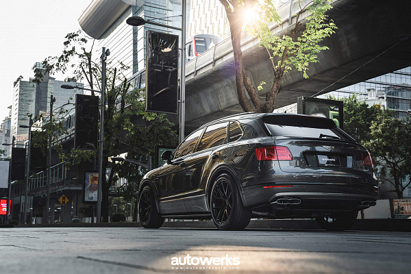 Фото дисков HRE P101 Черный глянец на Bentley Bentayga