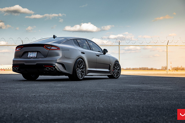 Фото дисков Vossen HF-2 Сатиновый графит на Kia Stinger