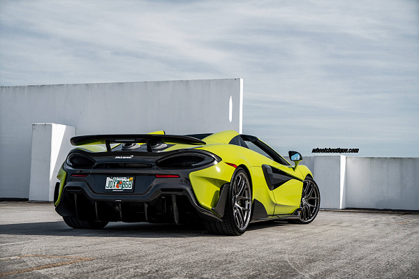 Фото дисков HRE R101 Lightweight Глянцевый темный лак на McLaren 600