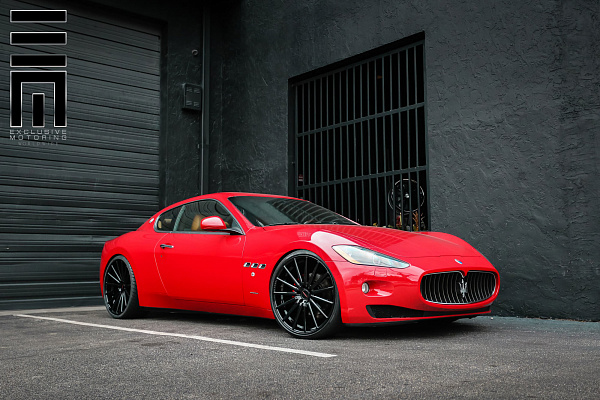 Фото дисков Vossen VFS-2 Черный глянец на Maserati GranTurismo I