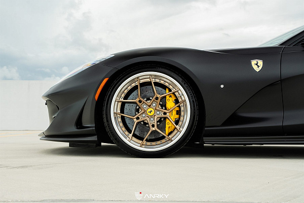 Фото дисков Anrky S3-X4 Глянцевое темное золото на Ferrari 812