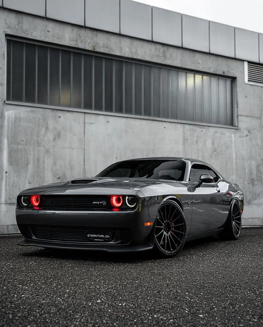 Фото дисков ST22 Сатиновый графит на Dodge Challenger III
