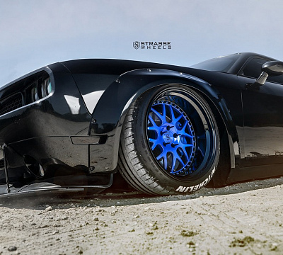 Фото дисков Strasse Wheels SV8 Performance на Dodge Challenger III
