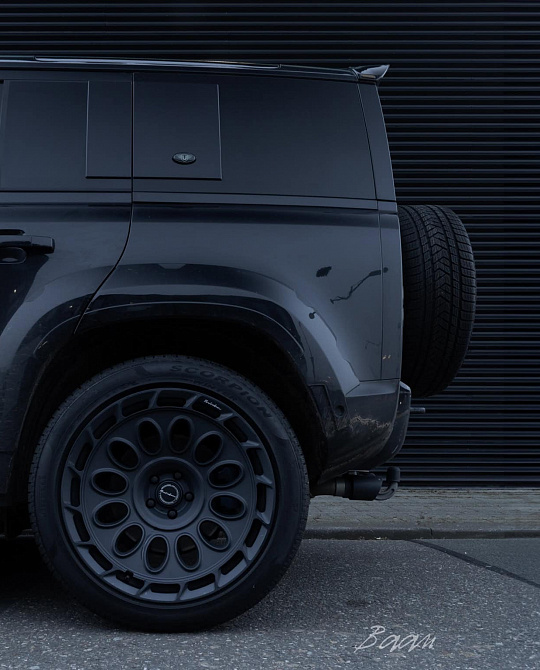 Фото дисков TR21 AERO1 Черный сатин на Land Rover Defender II