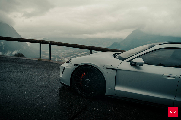 Фото дисков Vossen HF-8 Черный глянец на Porsche Taycan I