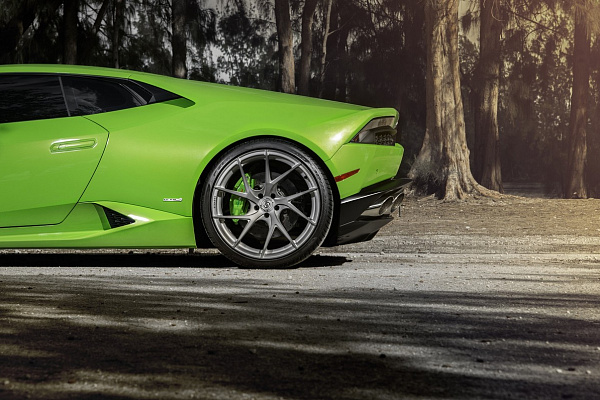 Фото дисков Strasse Wheels SM5RT Deep Concave Monoblock Сатиновый темный лак на Lamborghini Huracan