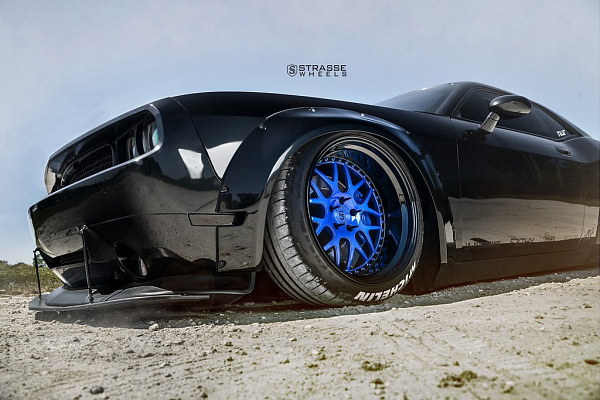Фото дисков Strasse Wheels SV8 Performance Другой цвет на Dodge Challenger III